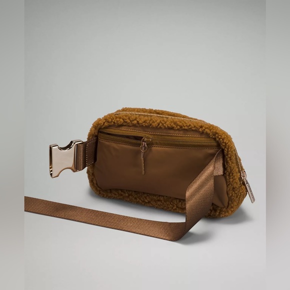 NWOT lululemon Everywhere Belt Bag 1L Fleece Unisex - Picture 4 of 10